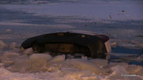 В Нижнем Новгороде машина упала в реку. Фоторепортаж с места происшествия - фото 2