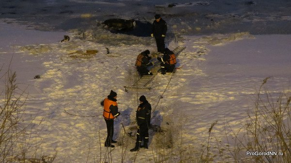 В Нижнем Новгороде машина упала в реку. Фоторепортаж с места происшествия - фото 4