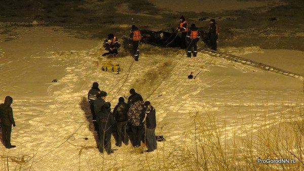 В Нижнем Новгороде машина упала в реку. Фоторепортаж с места происшествия - фото 6