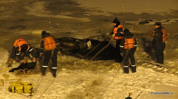 В Нижнем Новгороде машина упала в реку. Фоторепортаж с места происшествия - фото 8