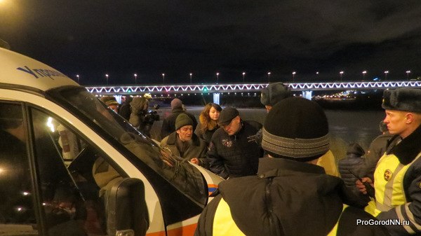 В Нижнем Новгороде машина упала в реку. Фоторепортаж с места происшествия - фото 11