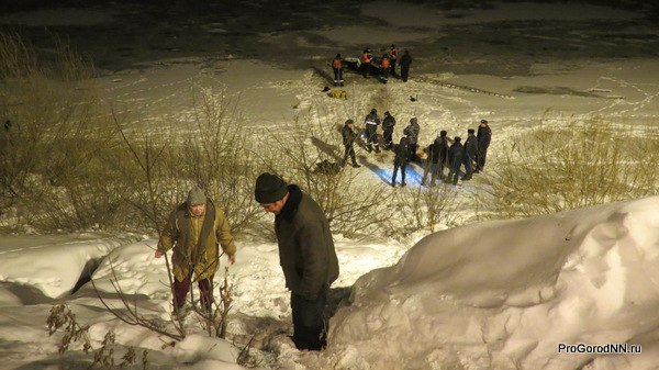 В Нижнем Новгороде машина упала в реку. Фоторепортаж с места происшествия - фото 12