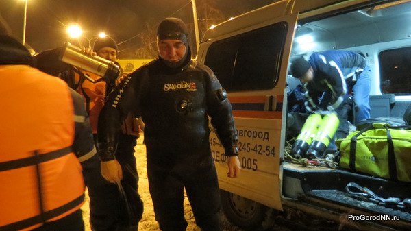 В Нижнем Новгороде машина упала в реку. Фоторепортаж с места происшествия - фото 13