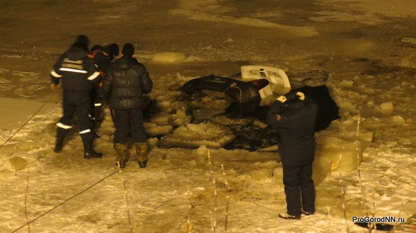 В Нижнем Новгороде машина упала в реку. Фоторепортаж с места происшествия - фото 15